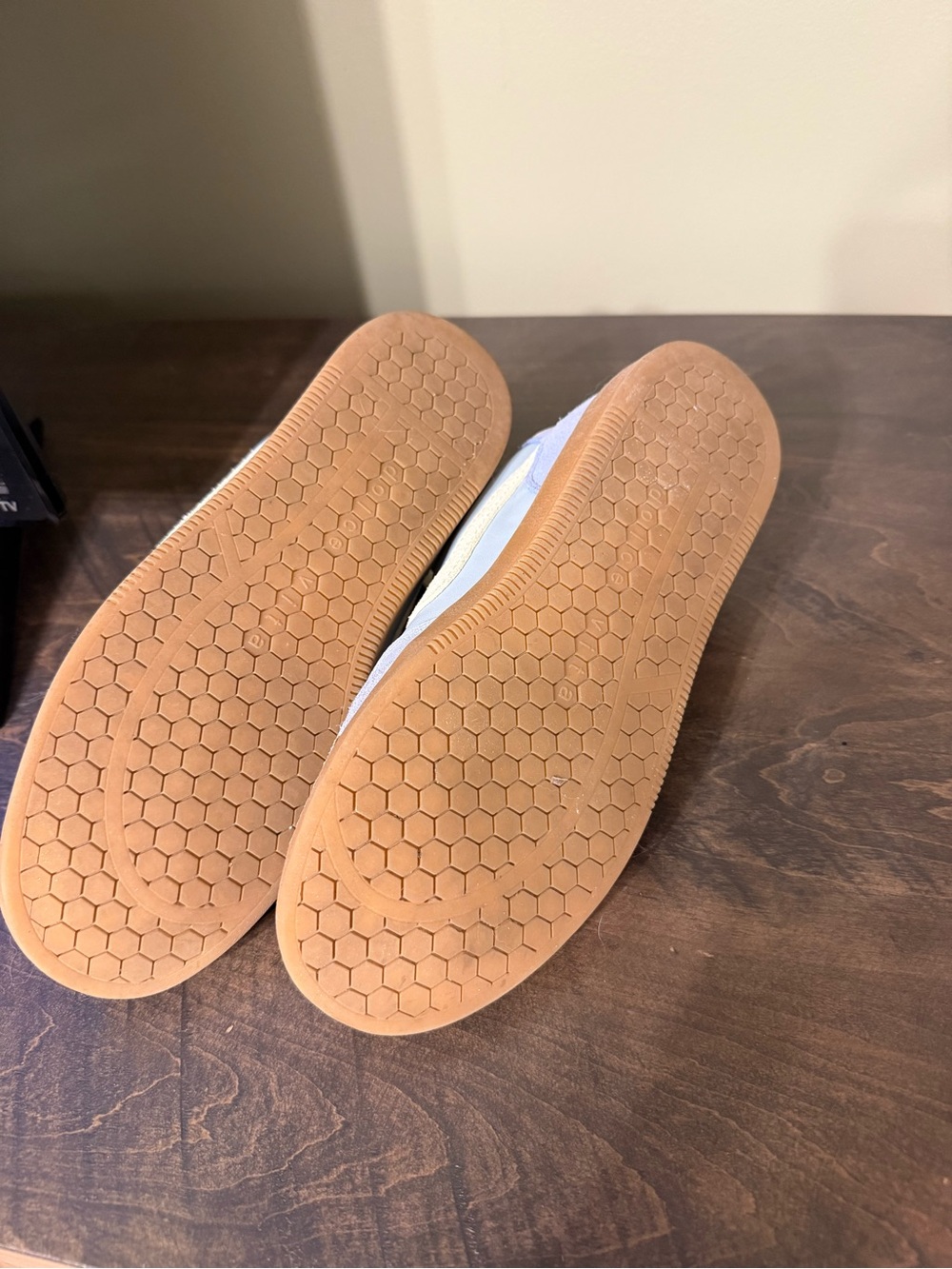 Sneakers - Picture 6 of 6